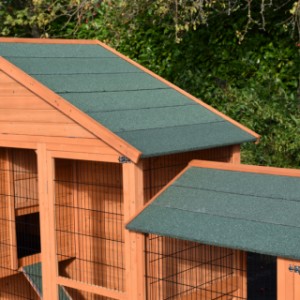 The roofs of the chickencoop Holiday Large are provided with roofing felt