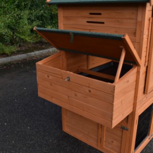 The laying nest of the chickencoop Holiday Large has a hinged roof