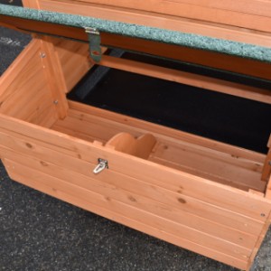 The nesting box of the rabbit hutch Holiday Large is divided in 2 parts