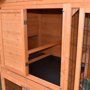 The sleeping compartment of chickencoop Holiday Large is provided with 2 perches