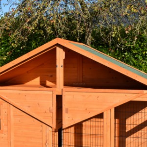 The chickencoop Holiday Large Duet has a practical storage attick