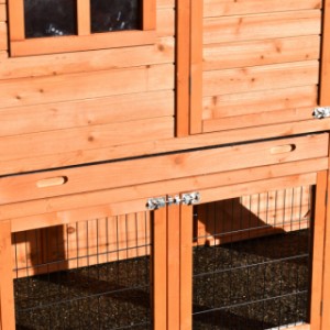 The chickencoop Holiday Large Duet has a tray, to clean the hutch very easily