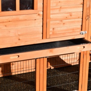 The chickencoop has a tray, to clean the sleeping compartment very easily
