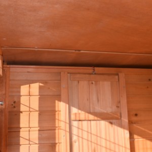 Above the sleeping compartment of rabbit hutch Holiday Large is a gap for the ventilation