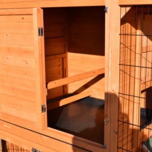 The sleeping compartment of chickencoop Holiday Large Duet is provided with 2 perches