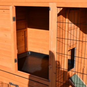 The sleeping compartment of rabbit hutch Holiday Large Duo Corner is suitable for 3 à 5 rabbits
