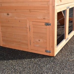 On the left side of the rabbit hutch Holiday Large is a wooden door