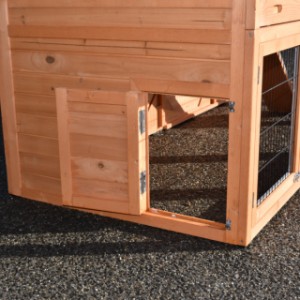 The chickencoop Holiday Large offers an extra possibility to connect a laying nest