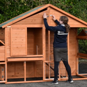 The large chickencoop Holiday Large Duo Corner is suitable for 6 à 10 chickens