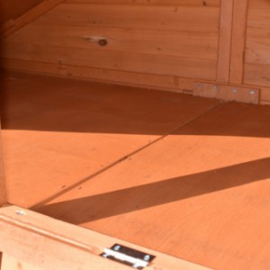 The storage attick of chickencoop Holiday Large offers a lot of space