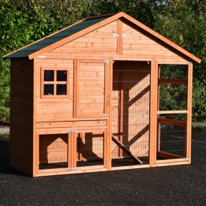 The chickencoop Holiday Large is made of pine wood