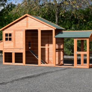 The chickencoop Holiday Large ist suitable for 6 à 10 chickens