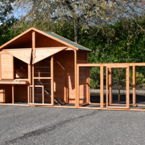 The chickencoop Holiday Large offers the possibility to place the run at the left side or on the right side