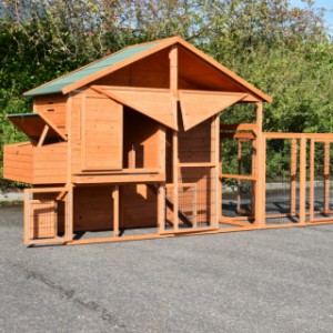 The rabbit hutch Holiday Large is provided with many doors