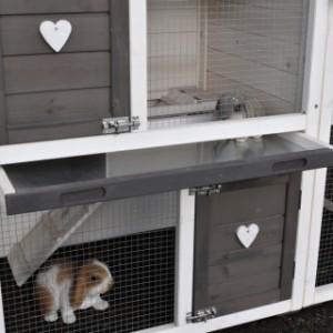 The sleeping compartment of guinea pig hutch Annemieke is provided with a tray, to clean the hutch very easily