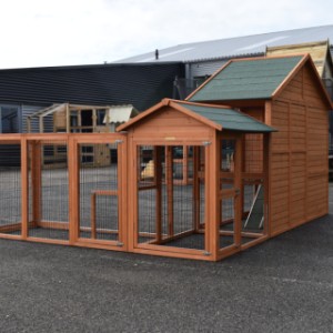The large chickencoop Holiday Large Duo Corner is made of pine wood