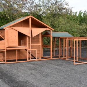 The chickencoop Holiday Large Duo Corner can be placed in several ways