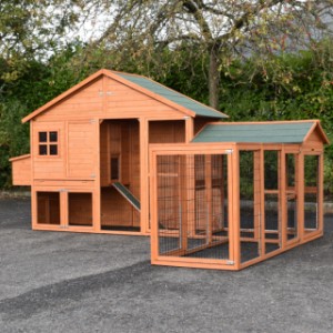 The large corner-unit of chickencoop Holiday Large Duo offers a lot of space for your chickens