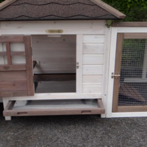The sleeping compartment of the chickencoop Ambiance Small offers space for 4 à 5 chickens
