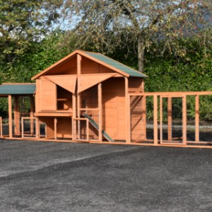 The sleeping compartment of the chickencoop Holiday Large Duet is suitable for 6 à 10 chickens