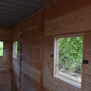 The aviary Flex 4.4 is provided with windows in the sleeping compartment