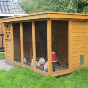 On the photo is the chickencoop treated with douglasoil, but the chickencoop will be delivered untreated
