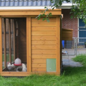 The chickencoop Flex 4.2 is provided with a lockable exit hatch