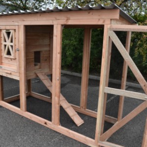 The chickencoop Flex 3.1 is made of Douglaswood