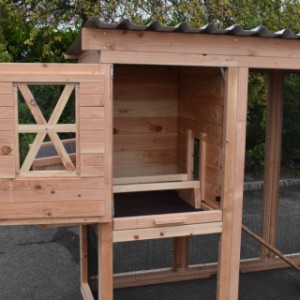 The sleeping compartment of chickencoop Flex 3.1 is suitable for 4-6 chickens