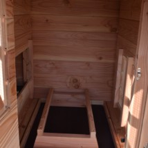 The sleeping compartment of chickencoop Flex 3.2 is provided with 2 perches