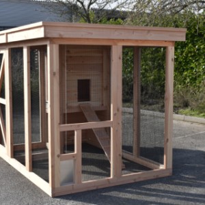 The chickencoop Flex 3.2 is provided with a sliding door for free-range