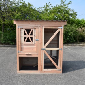 The chickencoop Flex 2.1 is made of Douglaswood