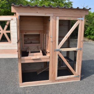 The chickencoop Flex is provided with a large sleeping compartment