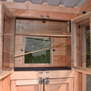 The aviary Flex 3.1 is provided with 2 perches in the sleeping compartment