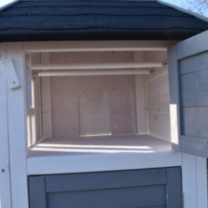 The aviary Sara Medium has a sleeping compartment of 41x42cm