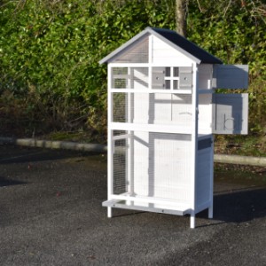 The aviary Sara Medium is provided with a sleeping compartment