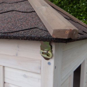The roof of chickencoop Ambiance Small can be secured with locks