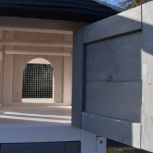 The sleeping compartment of the aviary Sara Small is provided with 2 perches