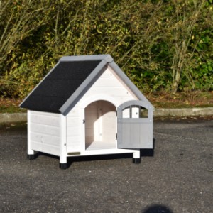The cat house Private 1 has a door opening with the dimensions 29x38cm