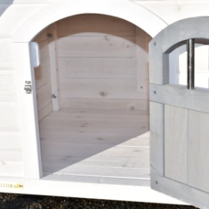 The dog house Private 1 can be provided with a flap door