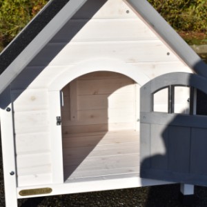 The internal floor dimensions of the dog house are 57x55cm