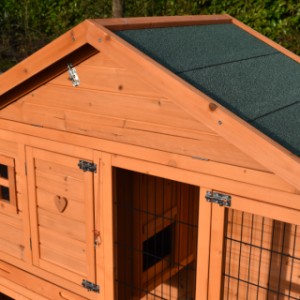 Rabbit hutch Holiday Small is provided with green roofing felt