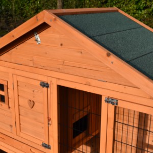 The chickencoop Holiday Small is made of pine wood