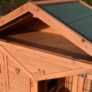 The chickencoop Holiday Small has a practical storage attick