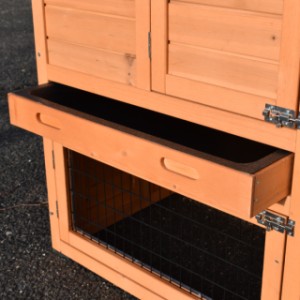 Because of the tray, you can clean the rabbit hutch Holiday Small very easily