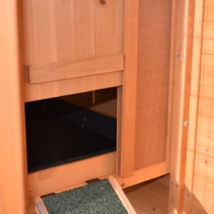 The opening to the sleeping compartment of rabbit hutch Holiday Small is 21x25cm