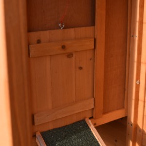 The sleeping compartment of chickencoop Holiday Small is lockable