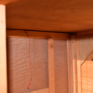 Rabbit hutch Holiday Small | Above the sleeping compartment is a crack