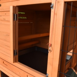 The sleeping compartment of chickencoop Holiday Small is provided with 2 perches