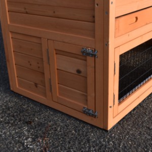 The chickencoop Holiday Small is provided with a wooden door